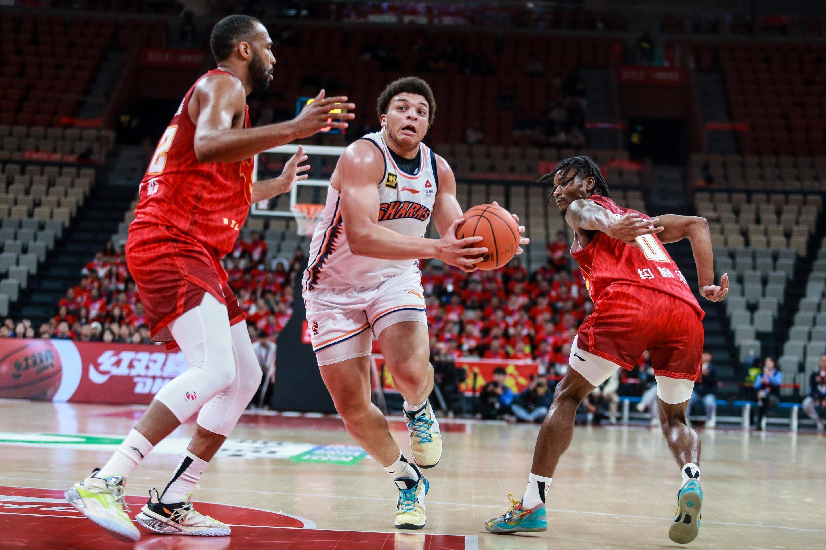 凭借一波上海队，CBA季后赛成功失误，现场全场沸腾的简单介绍