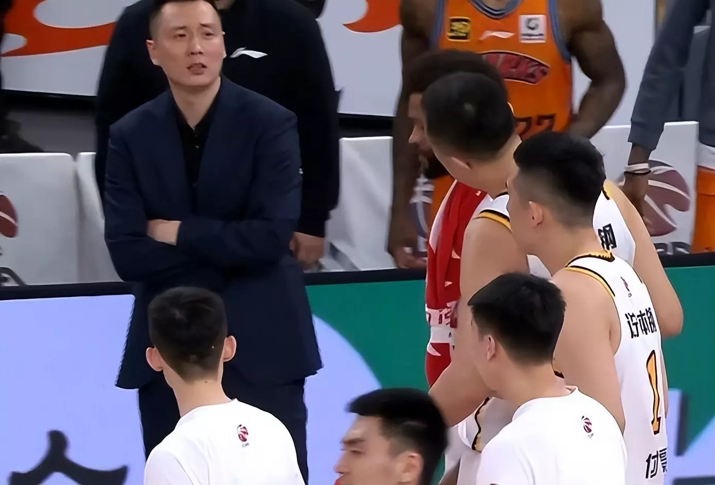 上海队在CBA季后赛中打出逆转,被誉为教练席炸锅的简单介绍 上海队在CBA季后赛中打出逆转,被誉为教练席炸锅的简单介绍