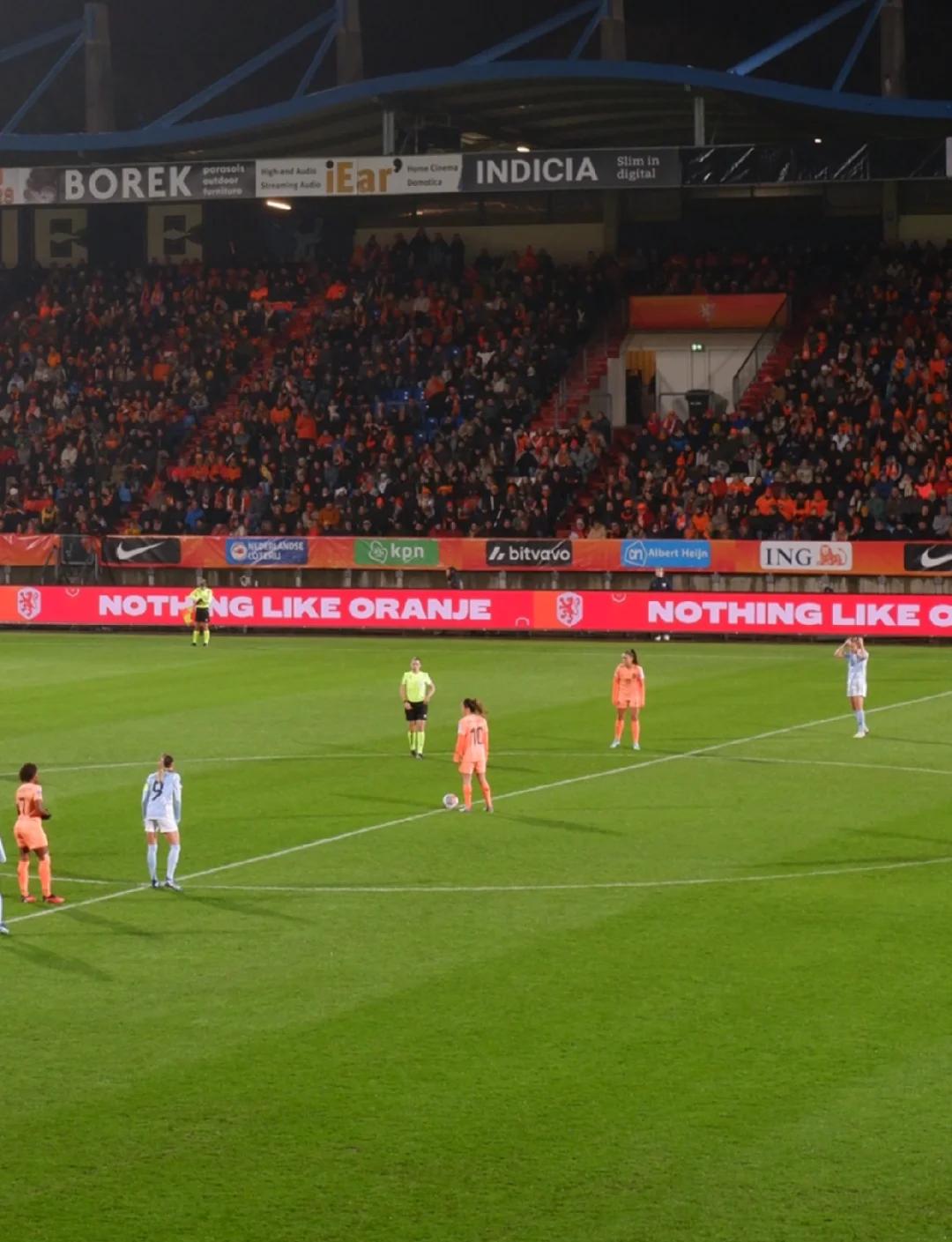 荷兰队赢得精彩比赛，晋级下一轮