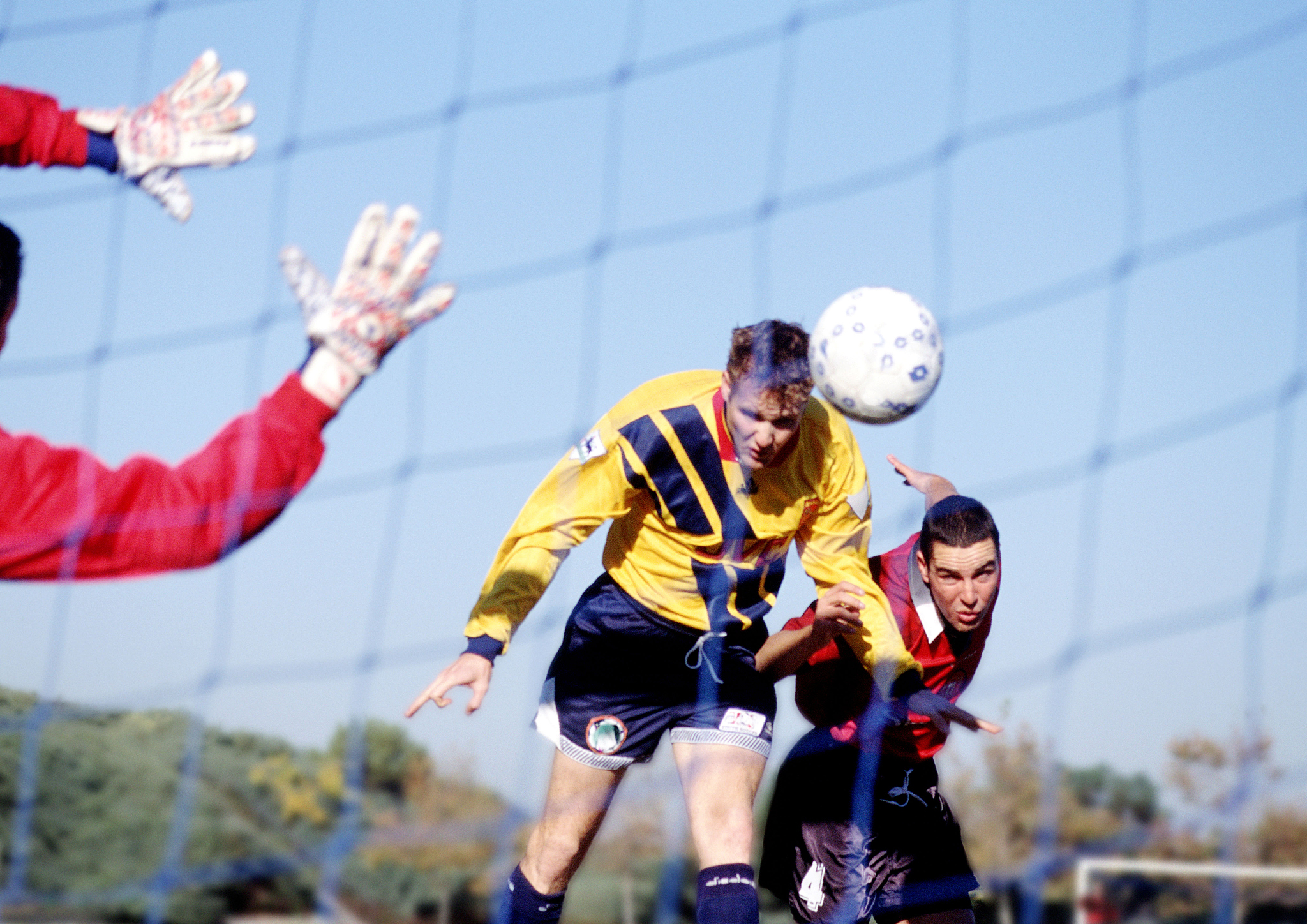 足球赛场上队员们不畏强敌，斗志昂扬