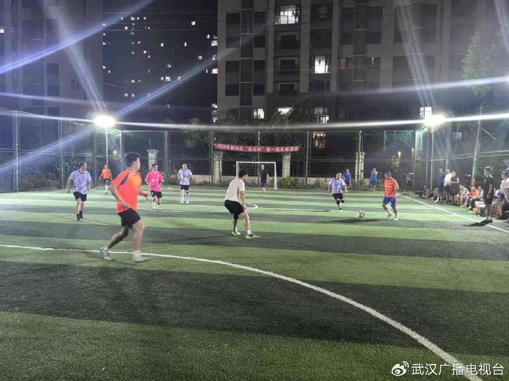 米兰体育投注-足球场上热血澎湃，球员拼搏不止
