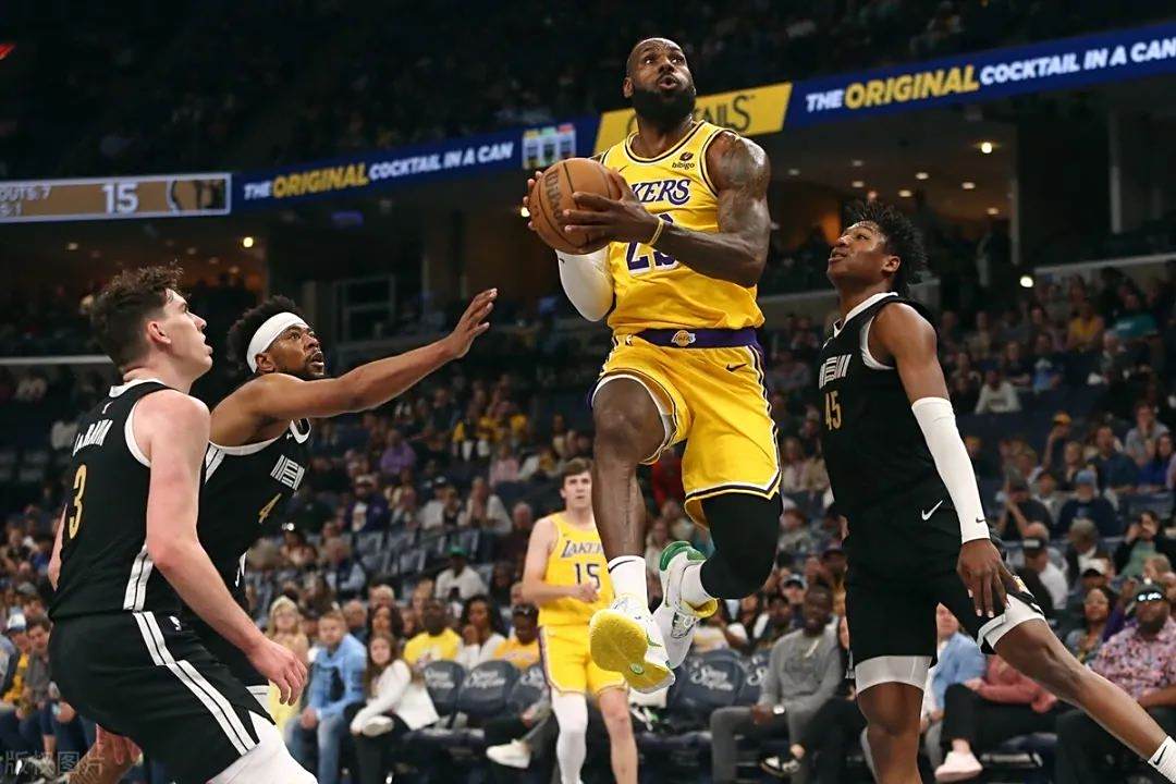 包含NBA总冠军争夺战激烈升级,四队双方对决备受关注的词条 包含NBA总冠军争夺战激烈升级,四队双方对决备受关注的词条