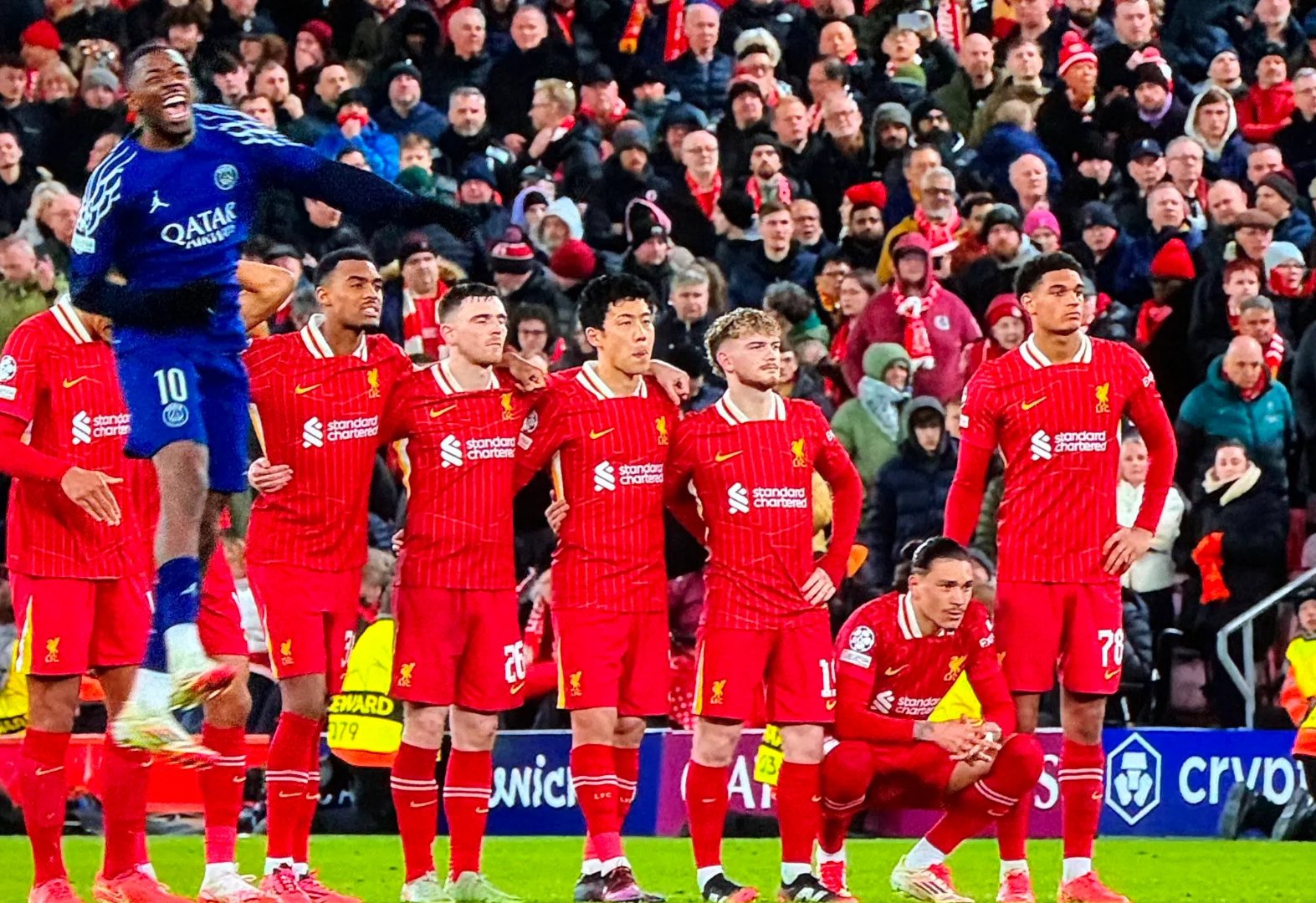 包含拜仁再现传奇，欧冠连胜惹争议，球队轻松进八强的词条