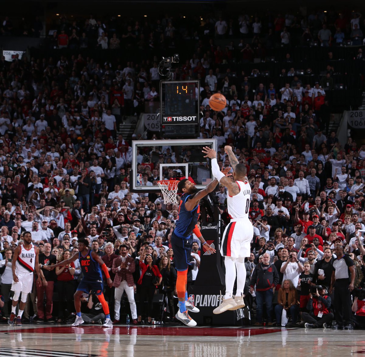 米兰体育教练-开拓者险胜骑士，利拉德绝杀制胜的简单介绍