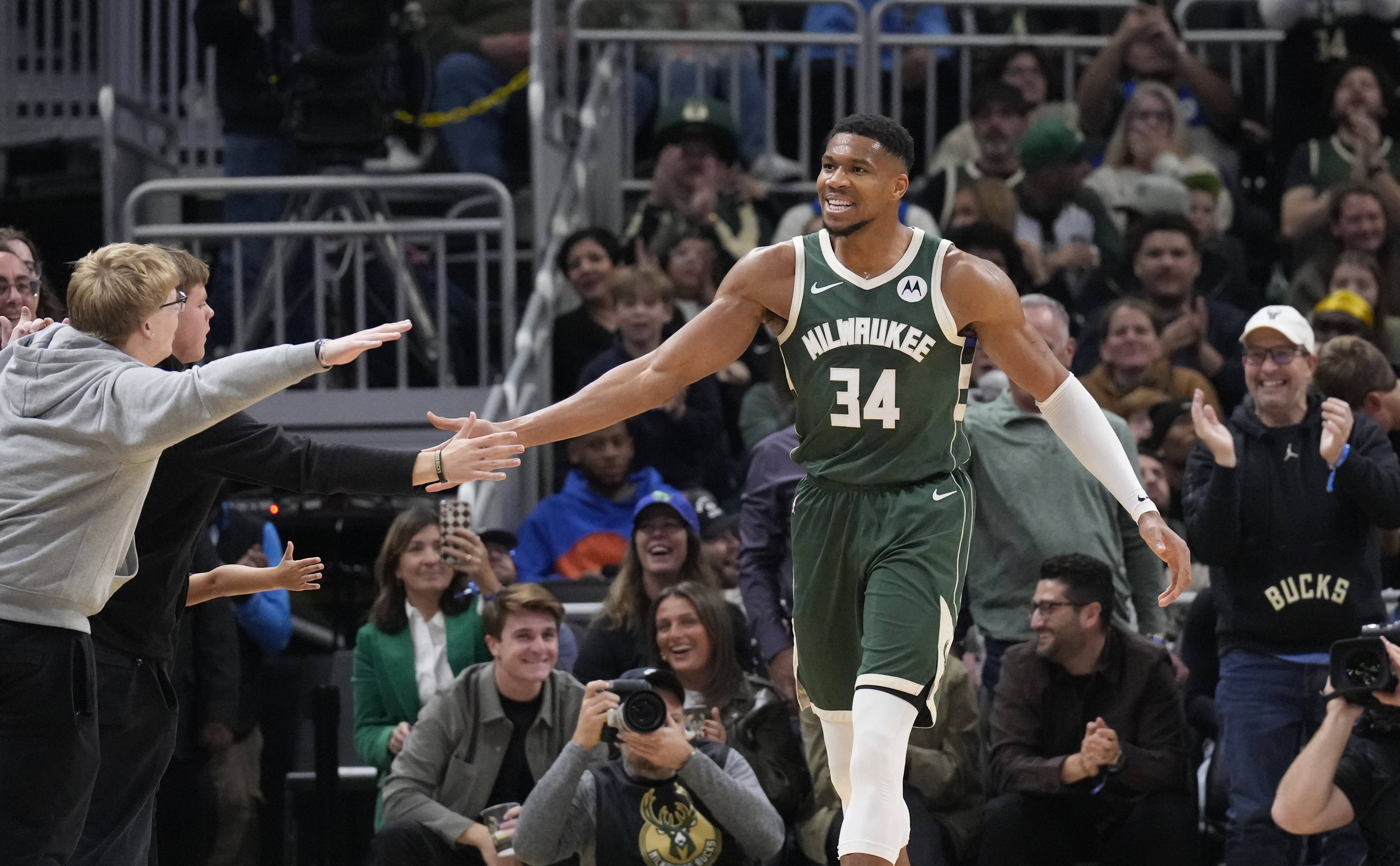 雄鹿逆转活塞，取得七连胜