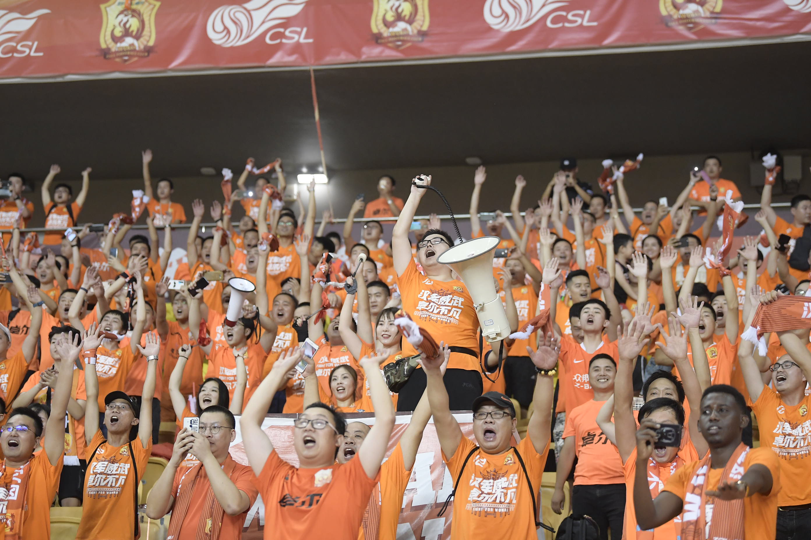 精彩比赛中球队表现引起疯狂欢呼