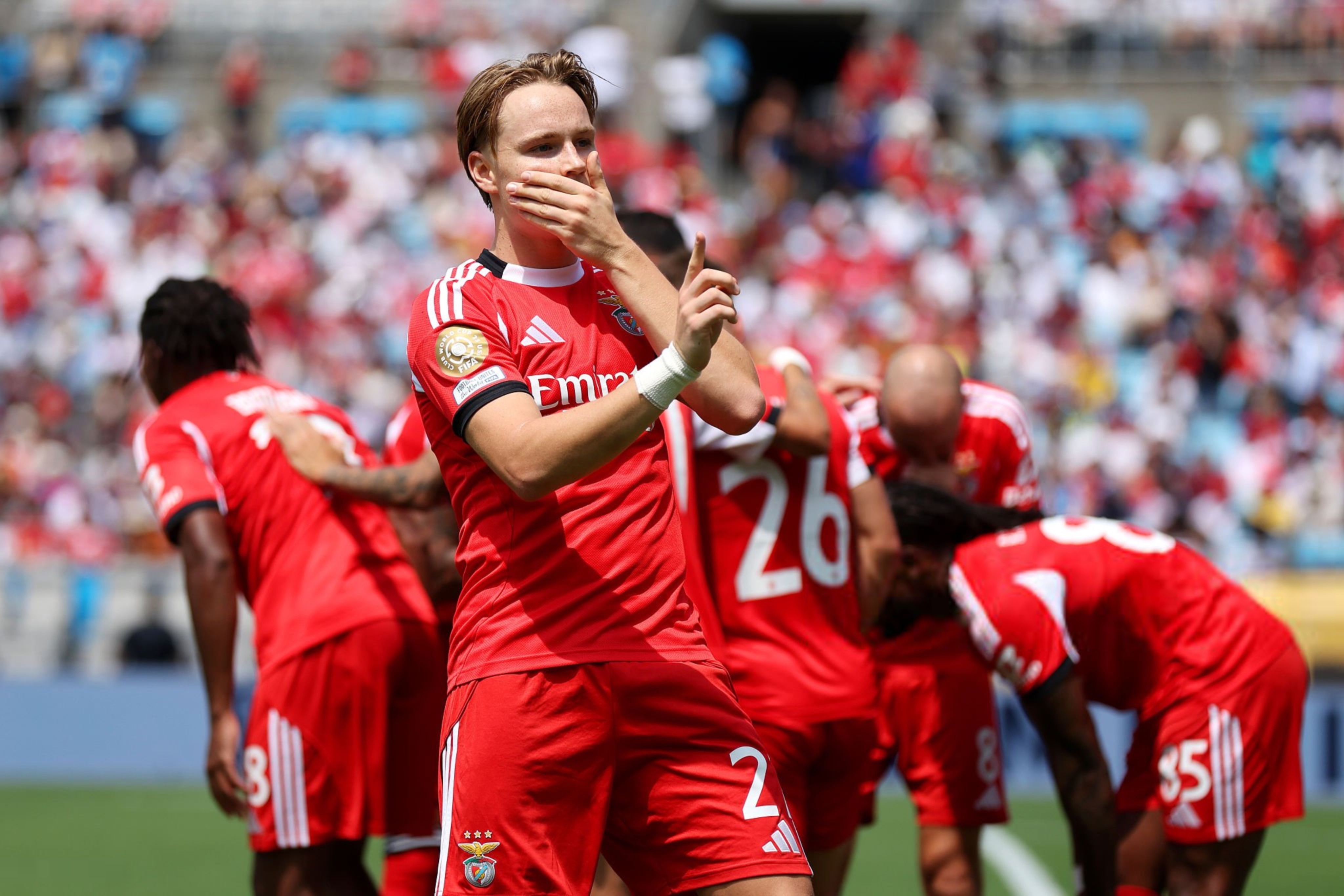 包含拜仁慕尼黑继续领跑，保持领先的词条